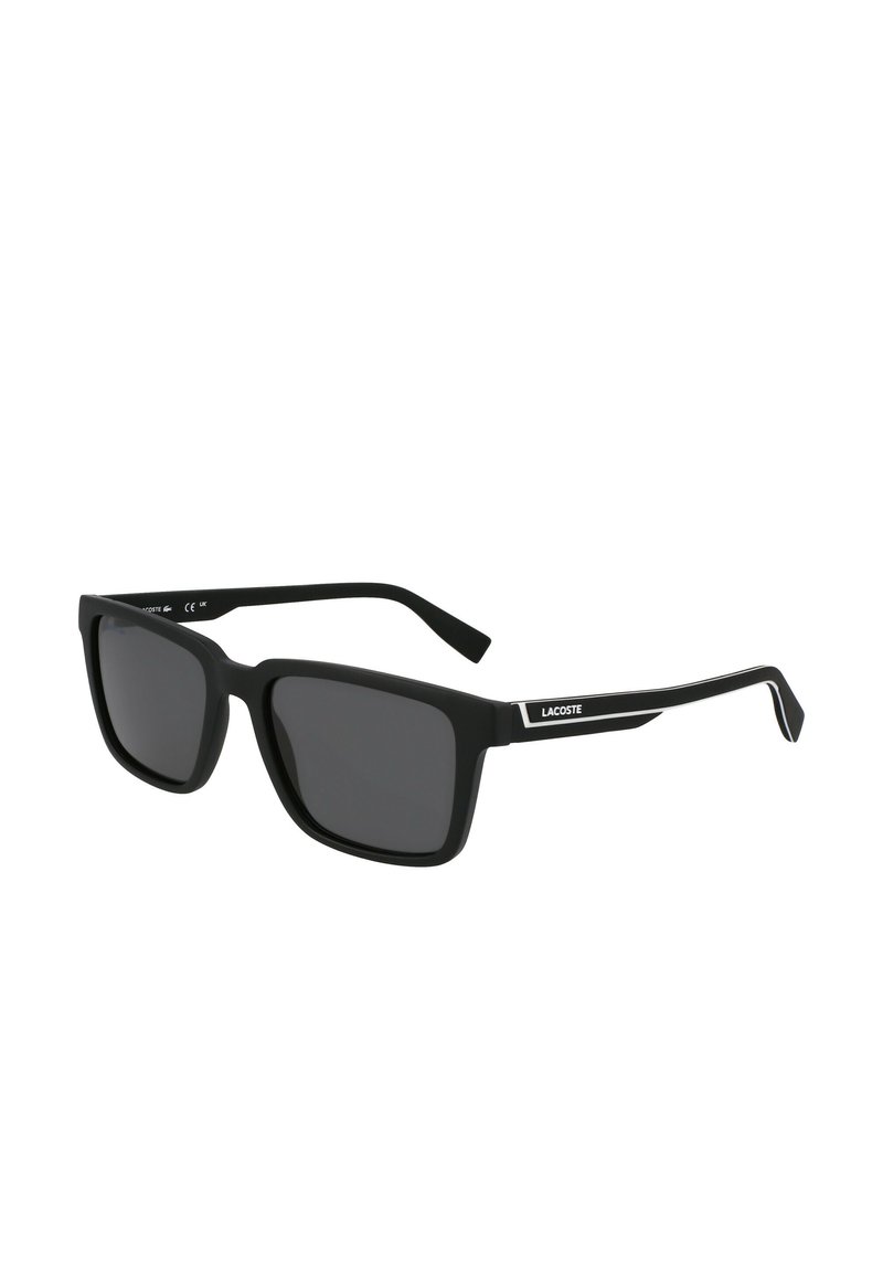 Ochelari de soare rectangulati negri cu finisaj mat, cu lentile întunecate și un logo Lacoste argintiu pe tâmplă. Design cu ramă din plastic ușor.