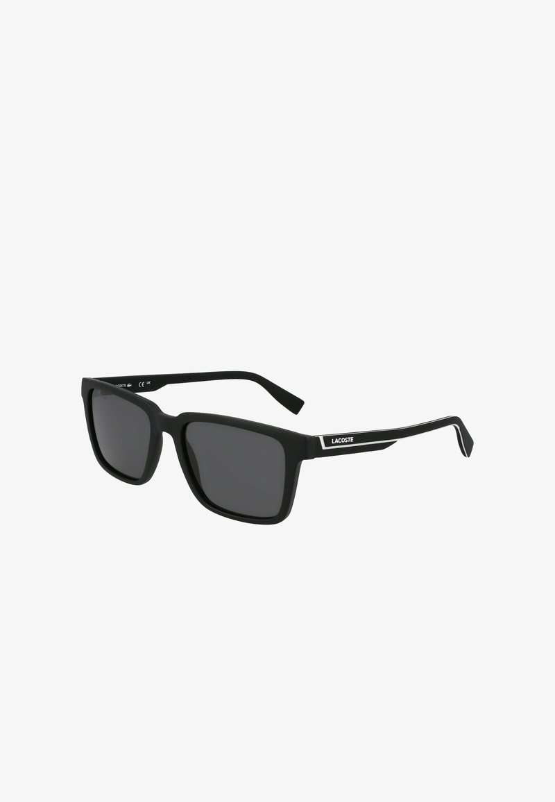 Ochelari de soare rectangulati negri cu finisaj mat, cu lentile întunecate și un logo Lacoste argintiu pe tâmplă. Design cu ramă din plastic ușor.