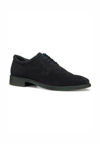 Scarpe da uomo in suede nero, con punta rotonda, design con lacci e suola in gomma testurizzata. Presentano cuciture tono su tono e accenti lisci.