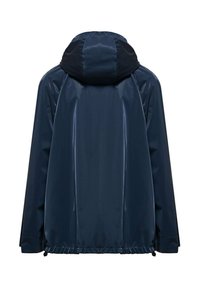 Giacca impermeabile blu navy con cappuccio aderente, orlo regolabile con coulisse e texture liscia e lucida. Presenta un design minimale.