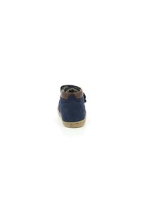 Chaussure pour enfants en suede bleu marine avec des accents en cuir marron, bout rond et bande Velcro. Présente une semelle en caoutchouc texturé et un col rembourré.