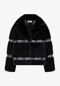 Czarna kurtka z futra sztucznego z kołnierzem, posiadająca poziome panele oraz markowe czarno-białe elastyczne paski na talii i rękawach.