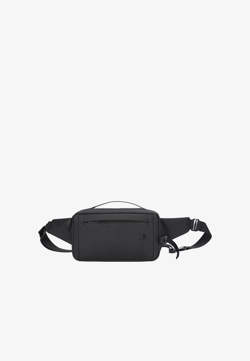 Borsa a tracolla nera con forma rettangolare, tasca frontale con zip, tracolla regolabile e un sottile dettaglio del logo sulla parte anteriore. Texture liscia.