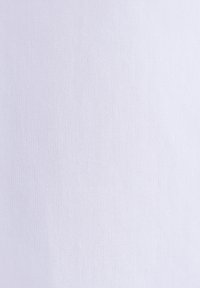 Texture de tissu blanc uni avec un petit motif de tissage visible et de légères ombres.