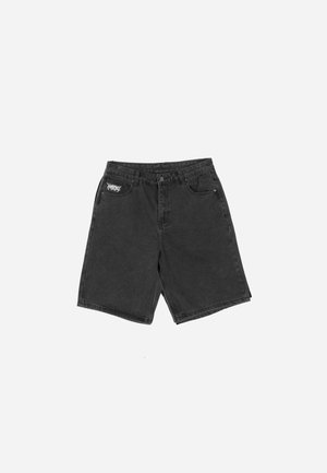 Calções de ganga preto com um corte descontraído, apresentando um fecho frontal por botão, design de cinco bolsos e um pequeno logotipo branco no bolso esquerdo.