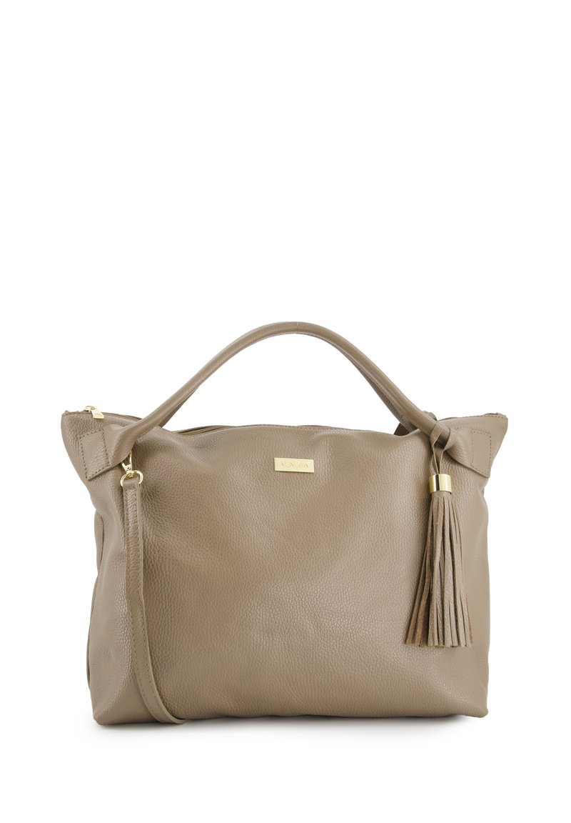 Taupe leren handtas met een gestructureerd oppervlak, gouden hardware-accenten, een afneembare schouderriem en een kwastje aan de zijkant.