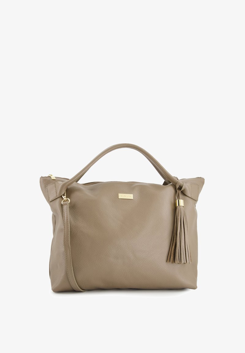 Taupe leren handtas met een gestructureerd oppervlak, gouden hardware-accenten, een afneembare schouderriem en een kwastje aan de zijkant.