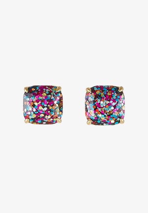 Orecchini quadrati con glitter multicolore in rosa, blu e oro, fissati in prong di metallo color oro.