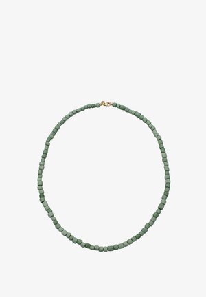Ketting met kleine matte groene vierkante kralen en een goudkleurige sluiting op een witte achtergrond.