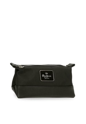 Neceser negro de Pepe Jeans con cierre de cremallera y placa rectangular con logo de la marca en el centro frontal.