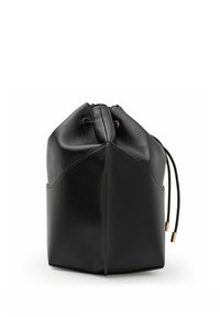 Sac en faux cuir noir avec une forme polygonale structurée. Doté d'une fermeture à cordon et de détails en métal doré. Texture lisse.