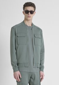 Antony Morato REGULAR FIT IN INTERLOCK FABRIC WITH LOGOED FLAG - Chaquetas bomber - moss green