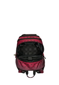 Bordový batoh s černým geometrickým vzorem, otevřený hlavní oddíl ukazující polstrovanou vnitřní kapsu a černé zipy.