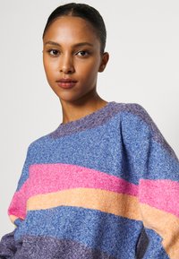 Vero Moda Petite VMDOFFY ART O NECK - Trui - astral aura/beacoup blue/tangerine/fuchsia purple