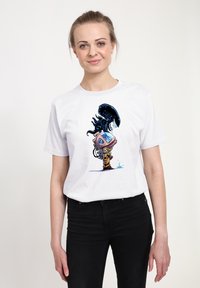 Biała koszulka z krótkim rękawem z kolorową grafiką astronauty i obcego z detalicznymi teksturami i wyraźnymi konturami.