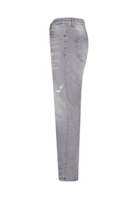 Szare jeansy denimowe w wąskim kroju, z przetarciami i klasycznym pięciokomorowym fasonem. Materiał ma gładką teksturę.