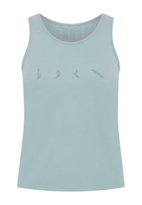 Lichtblauw mouwloos tanktop gemaakt van zachte stof, met kleine geperforeerde patronen in een lijn over de borst en een ronde halslijn.
