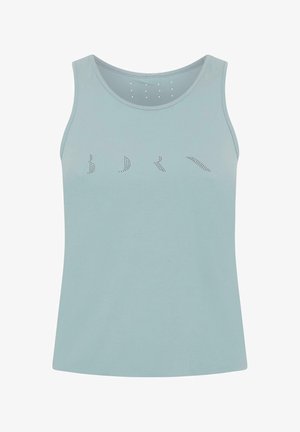 Lichtblauw mouwloos tanktop gemaakt van zachte stof, met kleine geperforeerde patronen in een lijn over de borst en een ronde halslijn.