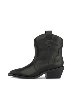Botas de cuero negro hasta el tobillo con punta afilada, caña corta, tirador y tacón apilado. Textura suave con sutiles detalles de costura.