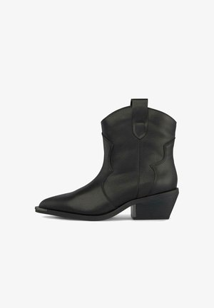 Bottines en cuir noir avec un bout pointu, une tige courte, une languette et un talon empilé. Texture lisse avec des détails de couture subtils.