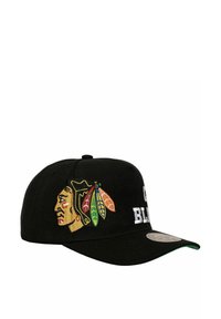 Schwarze Mütze mit gebogenem Schirm, verziert mit einem gestickten Profil eines amerikanischen Ureinwohners und bunten Federn. "Chicago Blackhawks"-Schriftzug in Weiß.