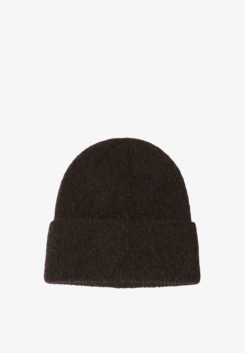 Bruine gebreide beanie met een zachte, textuur afgewerkte uitstraling en een omgeslagen rand, geschikt voor koud weer.