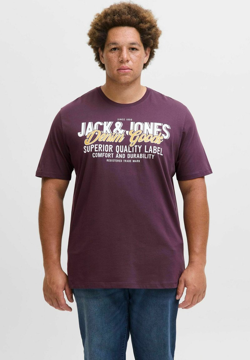 Burgundi lühikeste varrukatega T-särk ümmarguse kaelusega. Omab valget ja kollast teksti: "JACK & JONES Denim Goods" ning lisatootemarke.