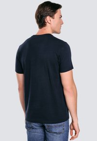 Námorně modré tričko s krátkým rukávem, kulatým výstřihem, vyrobené z měkké tkaniny, s jednobarevným designem bez viditelných vzorů nebo akcentů.