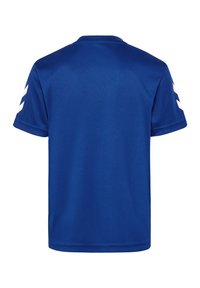 Camiseta deportiva azul de manga corta, con cuello redondo y acentos en forma de chevron blancos en los hombros. Tela suave y ligera.