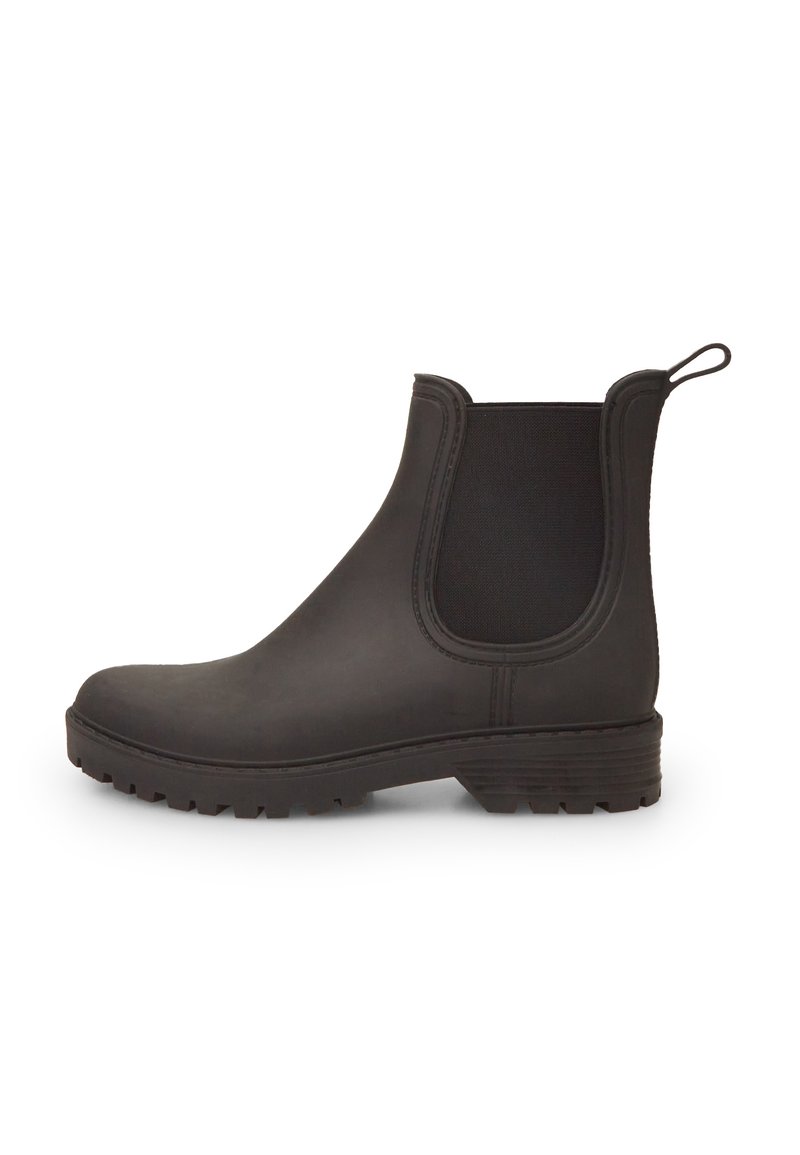 Mustad mustad Chelsea saapad elastsete külgpaneelidega, tagaküljel tõmbeaas ja tekstuuriga tallaosa, et tagada haakuvus ja vastupidavus.