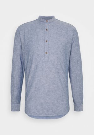 Lichtblauwe blouse met lange mouwen, een Mandarin-kraag en vier bruine knopen langs de voorpans, van een effen textuurstof.