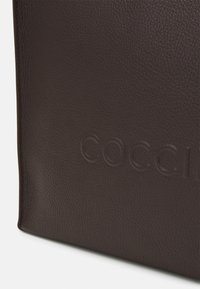 Coccinelle MYRTHA MAXI LOG - Cabas - fondant brown