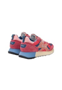 Un paio di sneaker scamosciate rosse e rosa con suole blu e beige, lacci bianchi e marchio "SUN68" sul tab del tallone.
