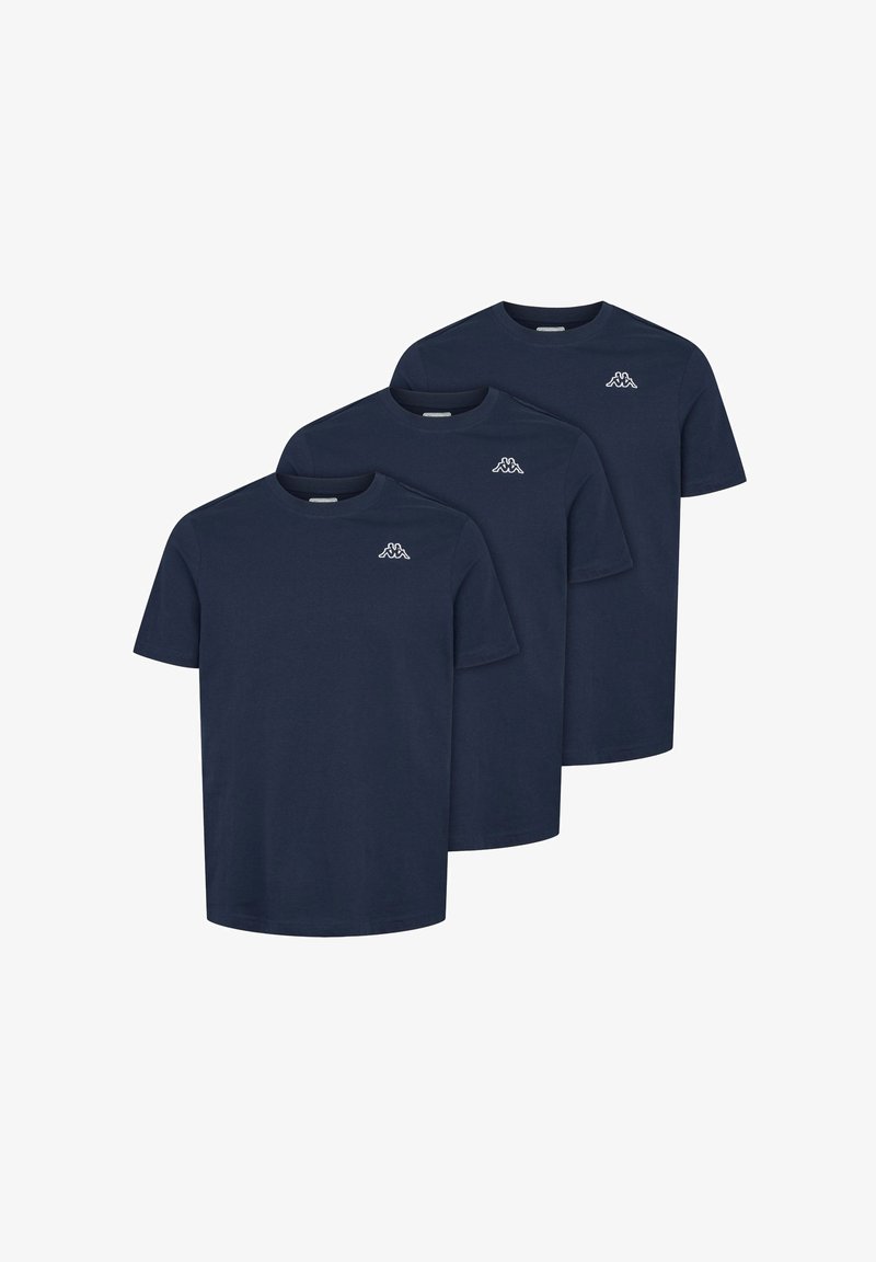 Trīs tumši zilas kokvilnas T-krekli ar apaļo kakla izgriezumu. Katram ir neliels balts logo kreisajā krūtī. Gluda tekstūra, regulāra piegriezuma.