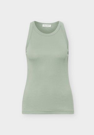 Αμάνικο ανοιχτό πράσινο εφαρμοστό τοπ με στρογγυλή λαιμόκοψη και ορατή ετικέτα μάρκας στο πίσω μέρος του γιακά στο εσωτερικό.