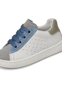 Sneaker bianco con accenti di suede blu e grigio, punta rotonda e lati perforati. Presenta lacci blu e una linguetta sul tallone grigia per un ulteriore dettaglio.