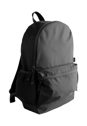 Schwarzer Nylon-Rucksack mit abgerundetem Deckel, gepolstertem Hauptfach mit Reißverschluss, Fronttasche, Netzseitentasche und verstellbaren Trägern.