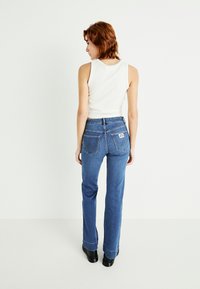 Wrangler FLARE - Calças de ganga à boca de sino - azure sky