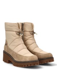 Botines beige hasta el tobillo con un diseño acolchado y acentos de ante en contraste. Presentan una cremallera lateral y una suela gruesa con relieve para mayor tracción.