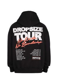 Sweatshirt noir avec le texte "DROPSIZE TOUR No Limits No Boundaries" et une liste de villes américaines au dos, plus un petit logo Dropsize en bas.