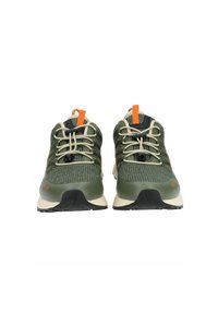 Scarpe atletiche verdi realizzate in mesh traspirante con suole color crema. Presentano accenti neri e cinghie arancioni sul tallone. Design con lacci regolabili.