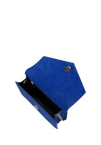 Borsa in suede blu con una patta esagonale, dotata di una chiusura dorata e un ampio interno foderato di nero.