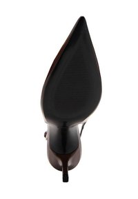 Zona superioară a unei încălțări cu toc înalt de culoare maro, cu vârful ascuțit și un toc subțire. Talpa are caneluri texturate pentru aderență. Finisaj neted pe partea superioară.