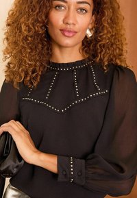Love & Roses PETITE FIT - STUD TRIM LONG SLEEVE - Blúzka - black