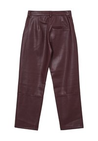 Bordeauxrote Lederhosen mit glatter Oberfläche, geradem Schnitt und Falten an der Vorderseite. Verfügt über eine Gesäßtasche und klassische Gürtelschlaufen.