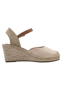 Beige mokasinfärgad espadrille-klack sandal med en vävd jute-sula, ankelrem och texturerad tygaccent vid hälen. Rund tå, måttlig klackhöjd.