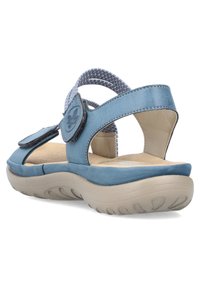 Blaue Ledersandalen mit einem strukturierten Riemendesign, verstellbaren Klettverschlüssen und einer gepolsterten beigen Sohle mit Wellenmuster.