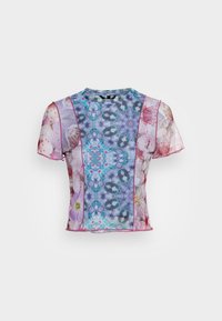 Top de manga corta y transparente con un diseño floral colorido y patrones abstractos. Tiene un escote redondo y un ribete rosa en los bordes.