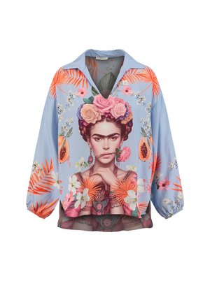 Blouse bleu clair avec imprimé floral coloré et fruits de papaye, présentant un portrait détaillé d'une femme avec des fleurs dans les cheveux et une rose dans la bouche.