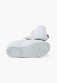Scarpe bianche in tessuto con superficie testurizzata, punta arrotondata e un morbido accento floreale bianco. Suola in gomma azzurra chiara con battistrada a motivi floreali.